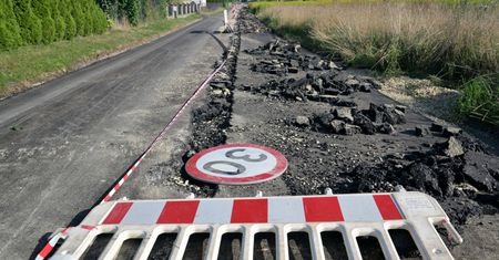Rolnik zaorał nowy asfalt. Oto co mu teraz grozi