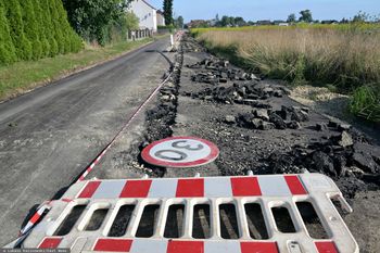 Rolnik zaorał nowy asfalt. Oto co mu teraz grozi