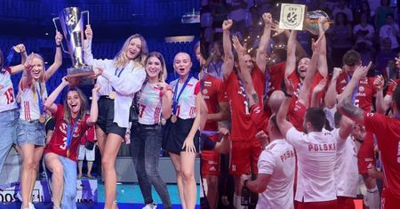 Ukochane polskich siatkarzy pozują ze ZŁOTYM PUCHAREM po zwycięstwie Biało-Czerwonych na Mistrzostwach Europy! (FOTO)