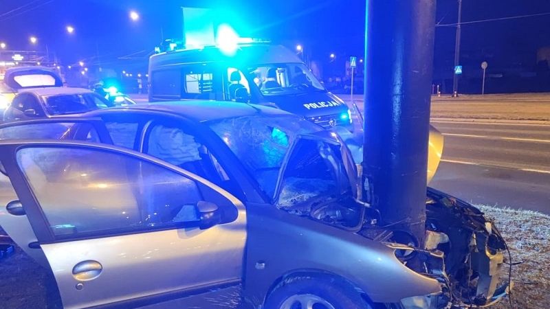 23-latka wjechała peugeotem w słup na al. Unii Lubelskiej
