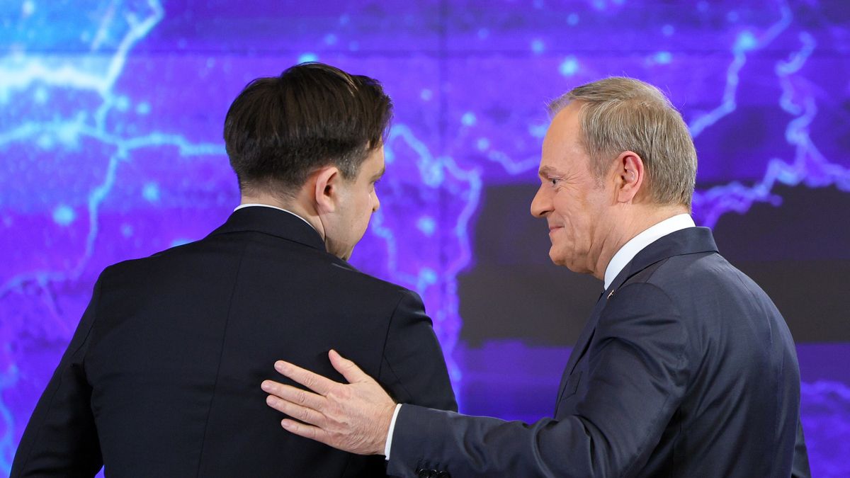 Warszawa, 10.02.2025. Premier Donald Tusk (P) oraz minister finansów Andrzej Domański (L) podczas wydarzenia "Polska. Rok przełomu", 10 bm. w siedzibie Giełdy Papierów Wartościowych w Warszawie. (jm) PAP/Paweł Supernak
