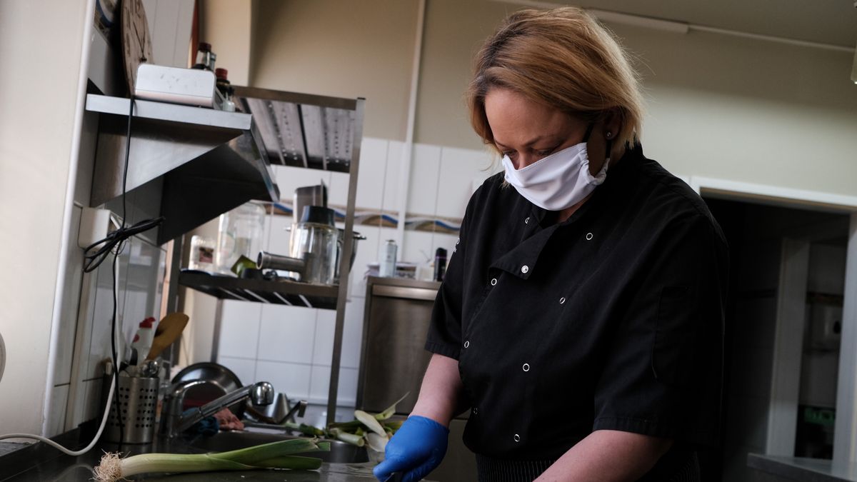 Czy maseczki będą obowiązkowe w zakładach pracy? Rozporządzenie sugeruje że tak. Minister zdrowia mówi, że nie