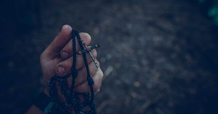 Marihuana w pudełku na różaniec. Na widok patrolu zaczął nerwowo się zachowywać