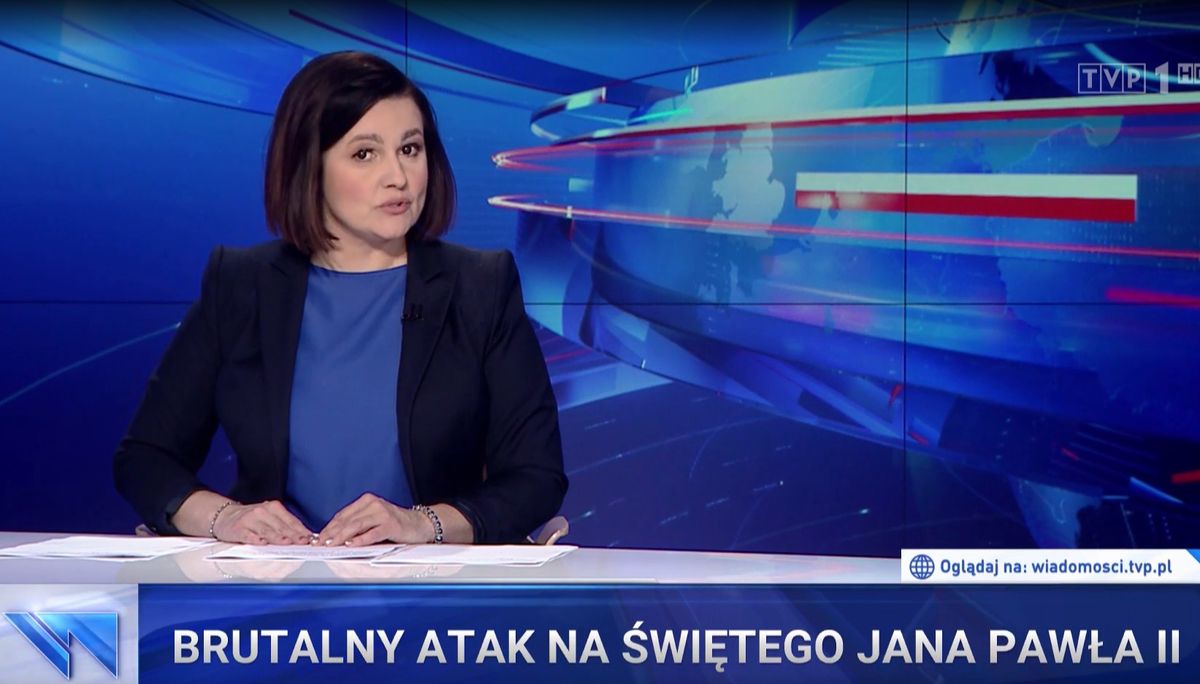 "Brutalny atak na Jana Pawła II". "Wiadomości" TVP o "kolejnym akcie agresji"