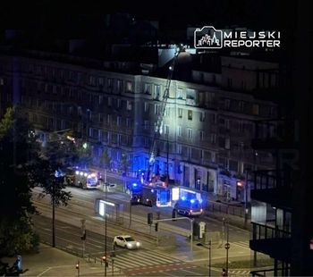Nocny pożar w mieszkaniu na Mokotowie. Na miejscu działa straż pożarna