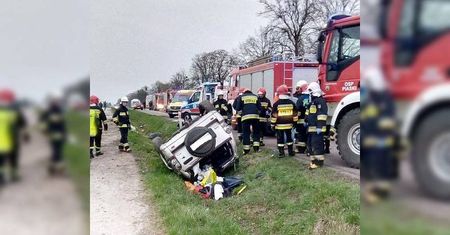 Wypadek samochodu na DK17. Kierowca zasnął za kierownicą, pięć osób rannych