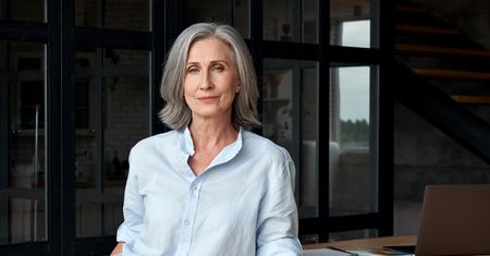 Stylizacje jesienne dla pań po pięćdziesiątce: elegancja i szyk w modzie 50+