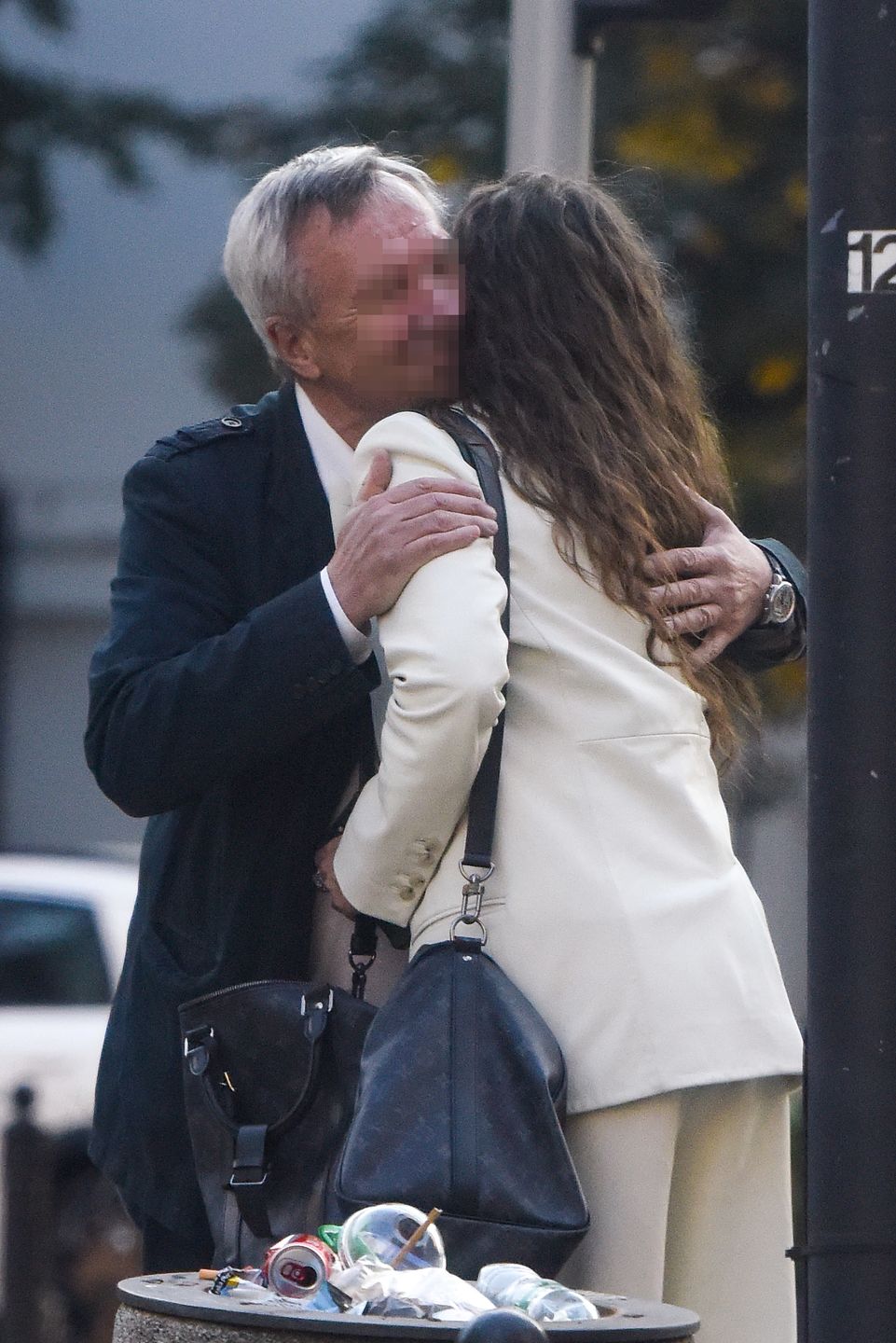 Michał Szpak delektuje się trunkiem na spotkaniu 