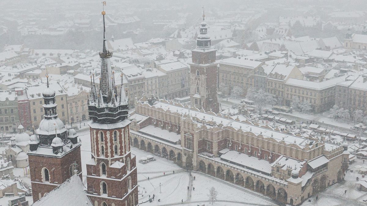 Krakowski rynek zasypany śniegiem.
