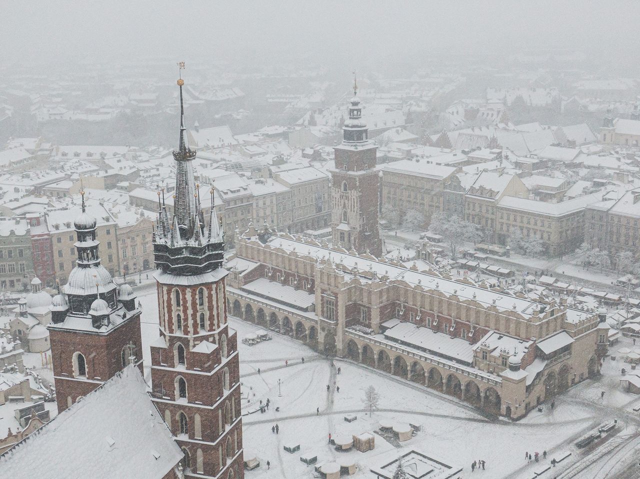 Krakowski rynek zasypany śniegiem.