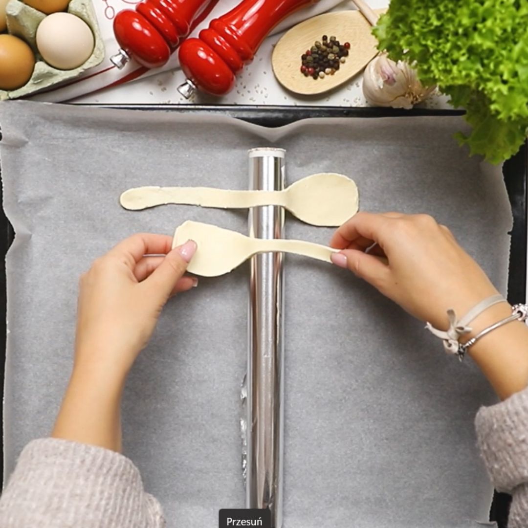 I arrange the spoons on the aluminum foil.