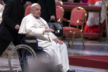 Papież Franciszek w szpitalu. Zanotowano "lekką poprawę"