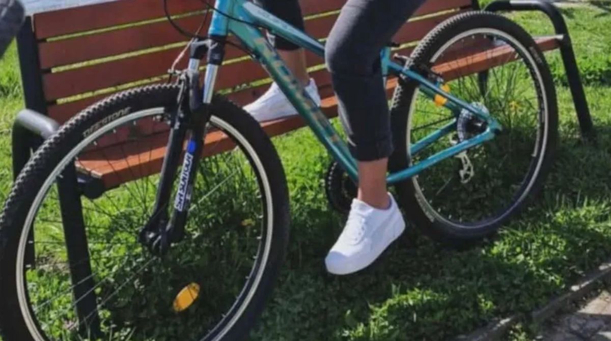 Ukradli dziecku rower z boiska. Ojciec prosi o pomoc.