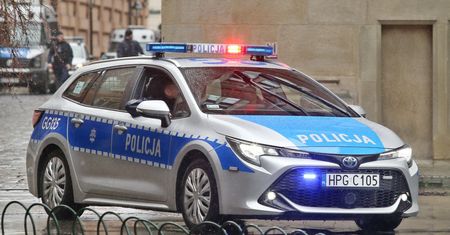 Świętokrzyskie. Ciężarówka zjechała do rowu i uderzyła w przepust. Ranny kierowca
