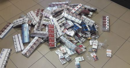 Papierosy bez akcyzy w aucie 46-latka. Naraził Skarb Państwa na stratę 25 tys. zł