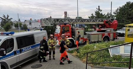 Kto chodził po dachu? Wezwano policję, straż pożarną i pogotowie