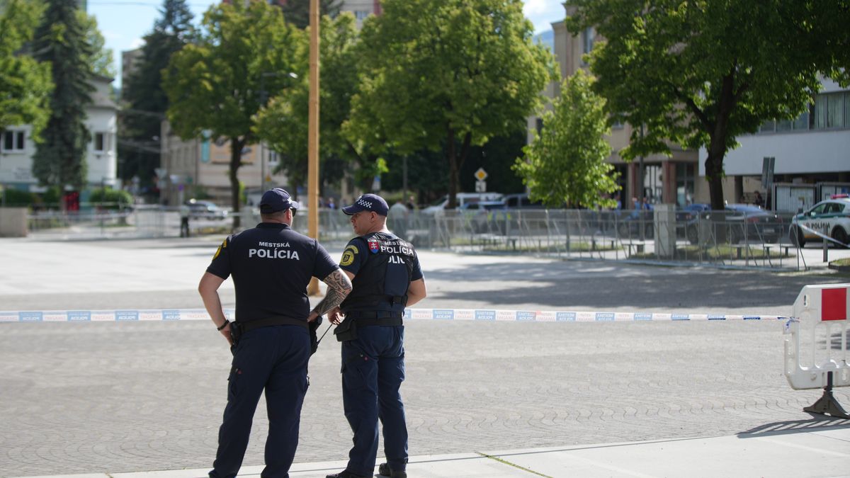 Police officers stand guard near the cordoned-off crime scene where Slovak Prime Minister Robert Fico was shot earlier in the day, in Handlova, Slovakia, 15 May 2024. According to a statement from the Slovak government office on 15 May, "following a government meeting in Handlova, there was an assassination attempt on the Prime Minister of the Slovak Republic Robert Fico. He is currently being transported by helicopter to Banska Bystrica Hospital in a life-threatening condition." EPA/JAKUB GAVLAK Dostawca: PAP/EPA.