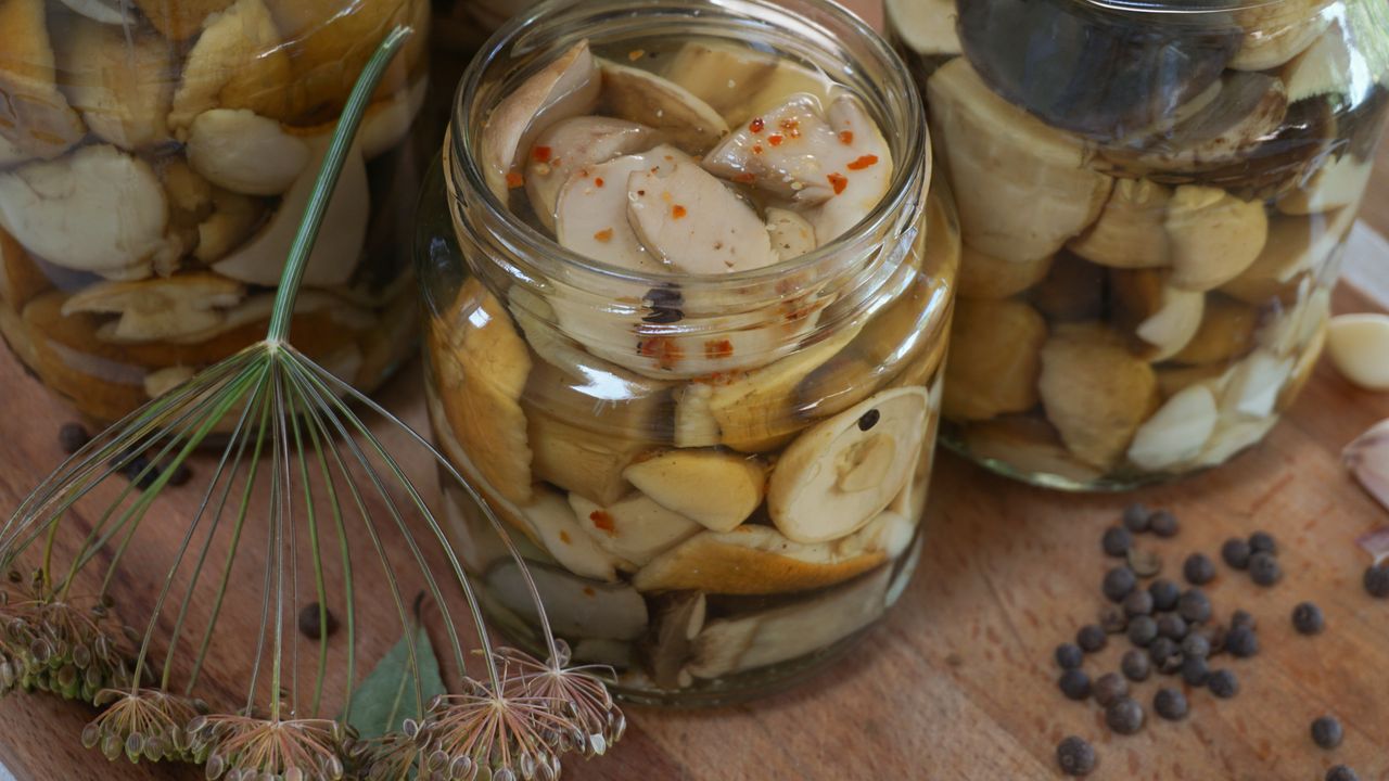 Zalewa do grzybów marynowanych. Ten składnik podbije smak