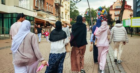 "Z autobusem Arabów zdradziła go". Dziś historia z piosenki "Jolka, Jolka" już się nie powtórzy