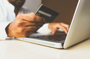 Znaczenie standardów i certyfikatów w świecie e-handlu