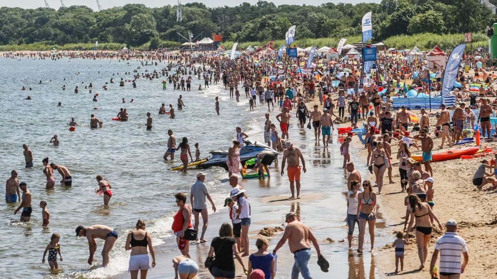 Wakacje 2020. W letnim sezonie może być 3 razy mniej osób na plaży niż zazwyczaj. Nowe zalecenia