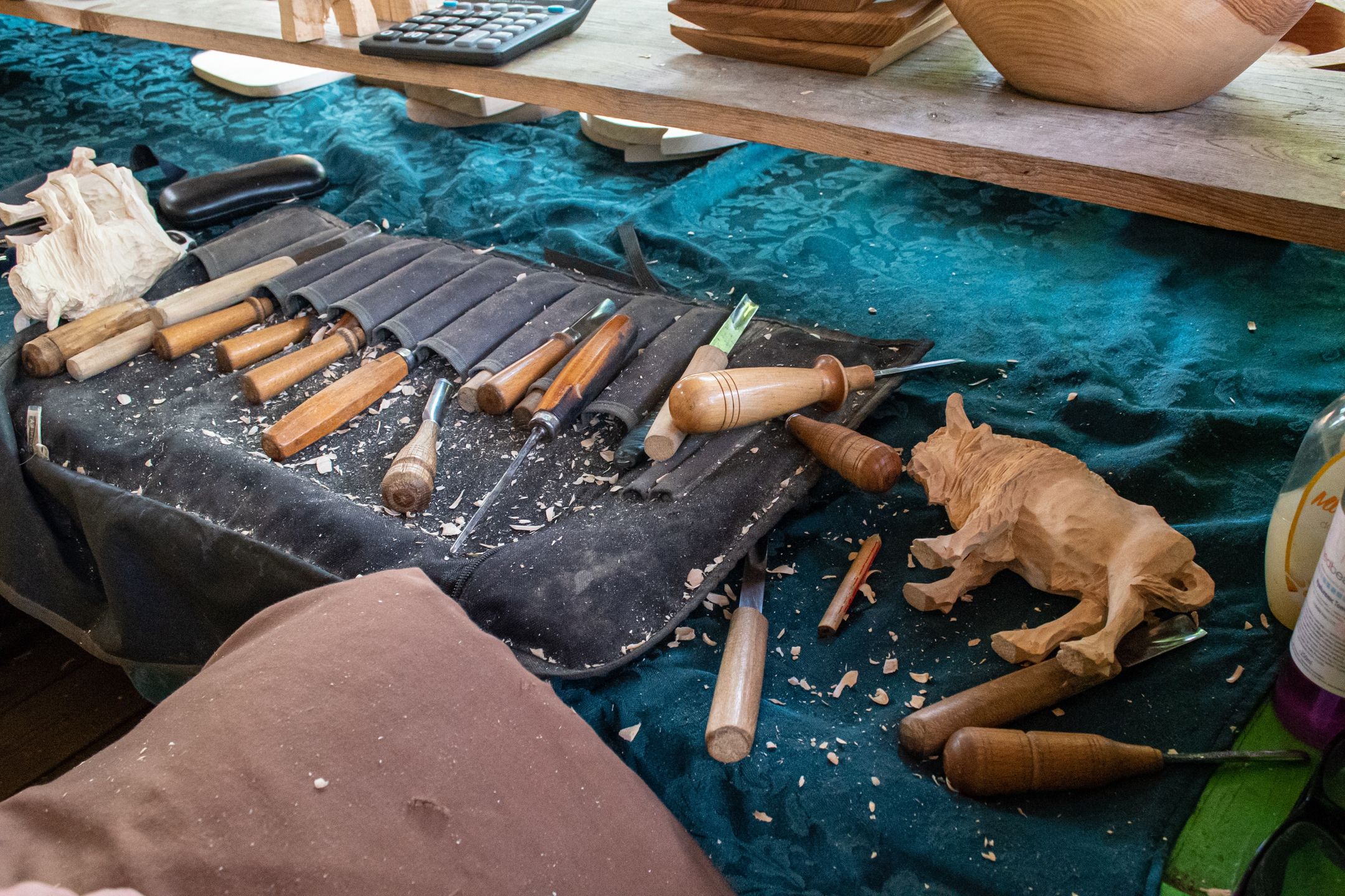 Drewniany żubr z Puszczy Białowieskiej. Jego rzeźbienie trwa 5 godzin.