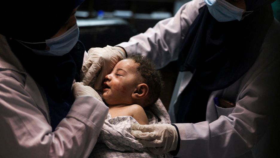 Strefa Gazy w ogniu. Z ruin domu wydobyto niemowlę