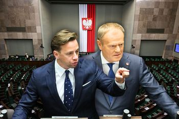 Nowy sondaż. KO minimalnie przed PiS. Konfederacja traci