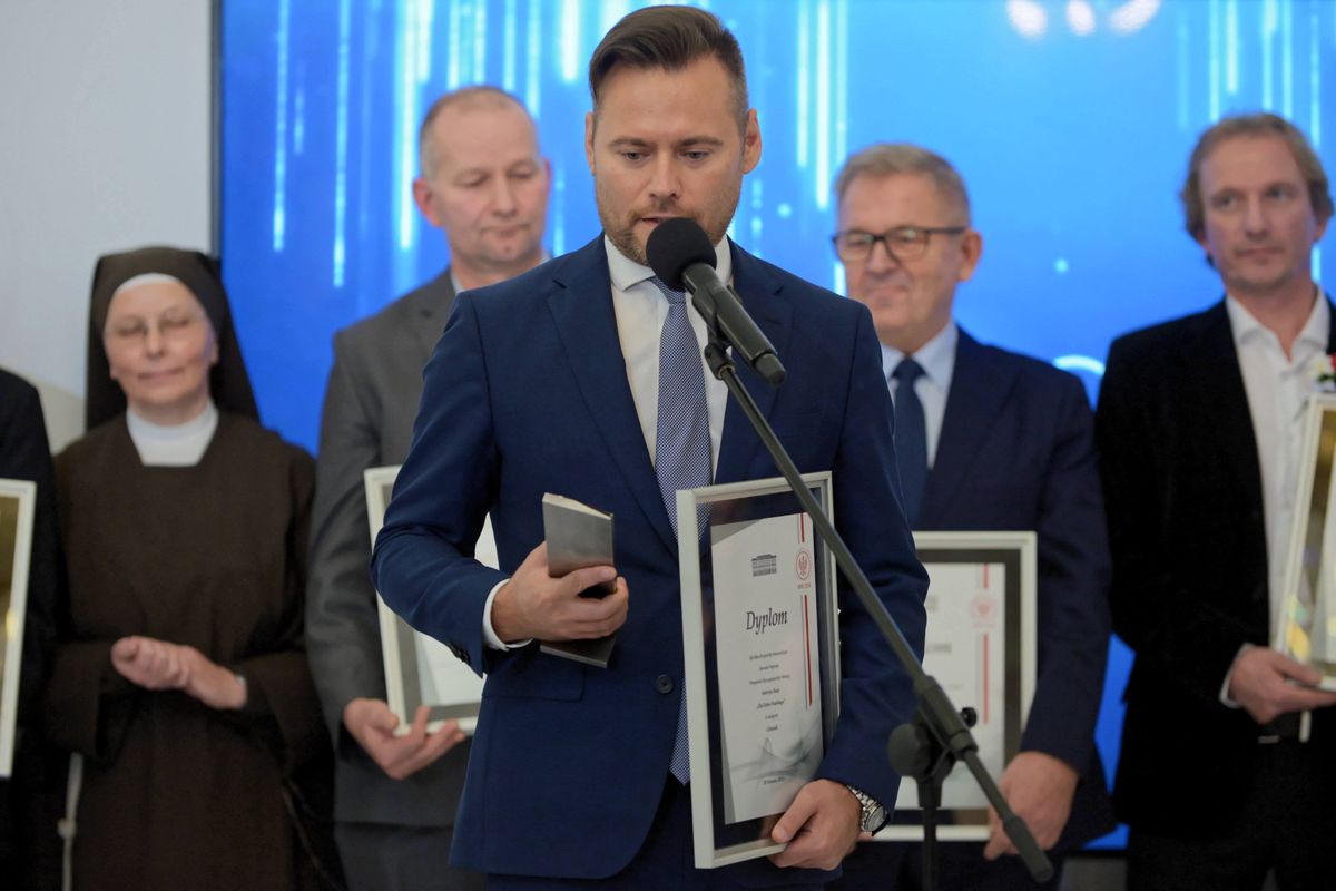 Krzysztof Stanowski podczas odbierania Nagrody Prezydenta RP "Dla Dobra Wspólnego" w kategorii "Lider" za akcję charytatywną „#Dobrowraca”