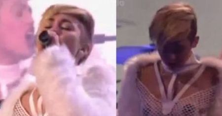 Miley Cyrus ŚPIEWA TOPLESS!