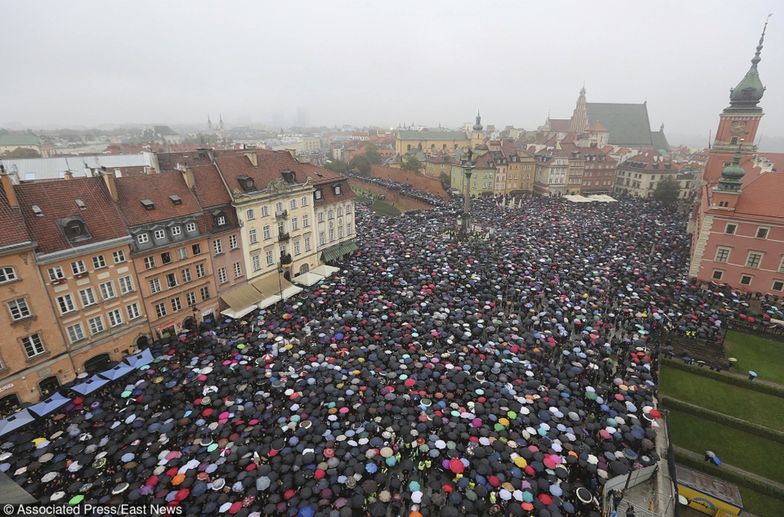 Czarny Protest na Placu Zamkowym