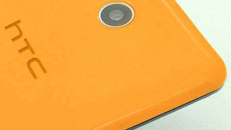 Niedrogi, ośmiordzeniowy HTC Desire w pozytywnych kolorach 1