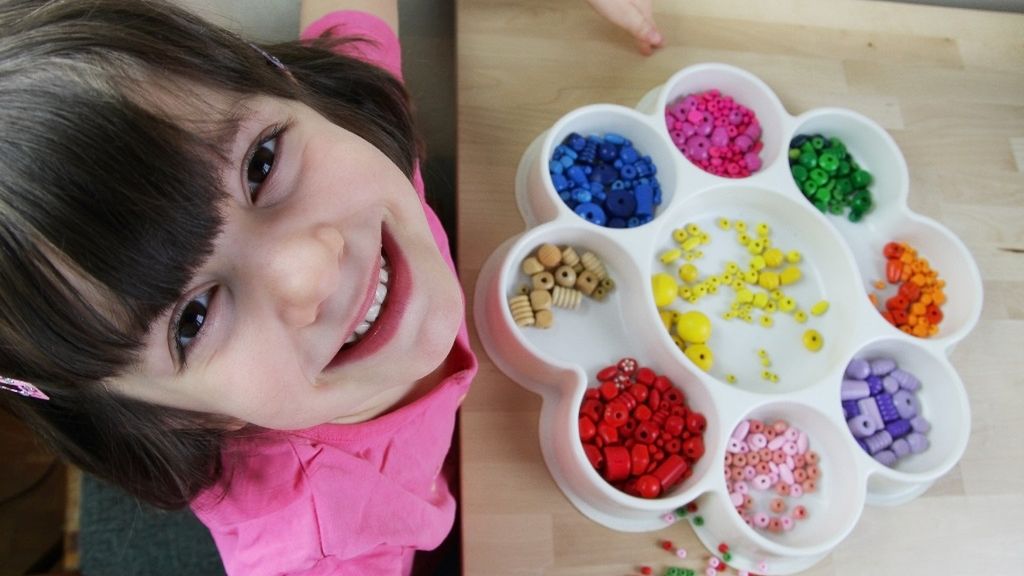 Zestaw do robienia bransoletek to doskonały prezent dla dziecka