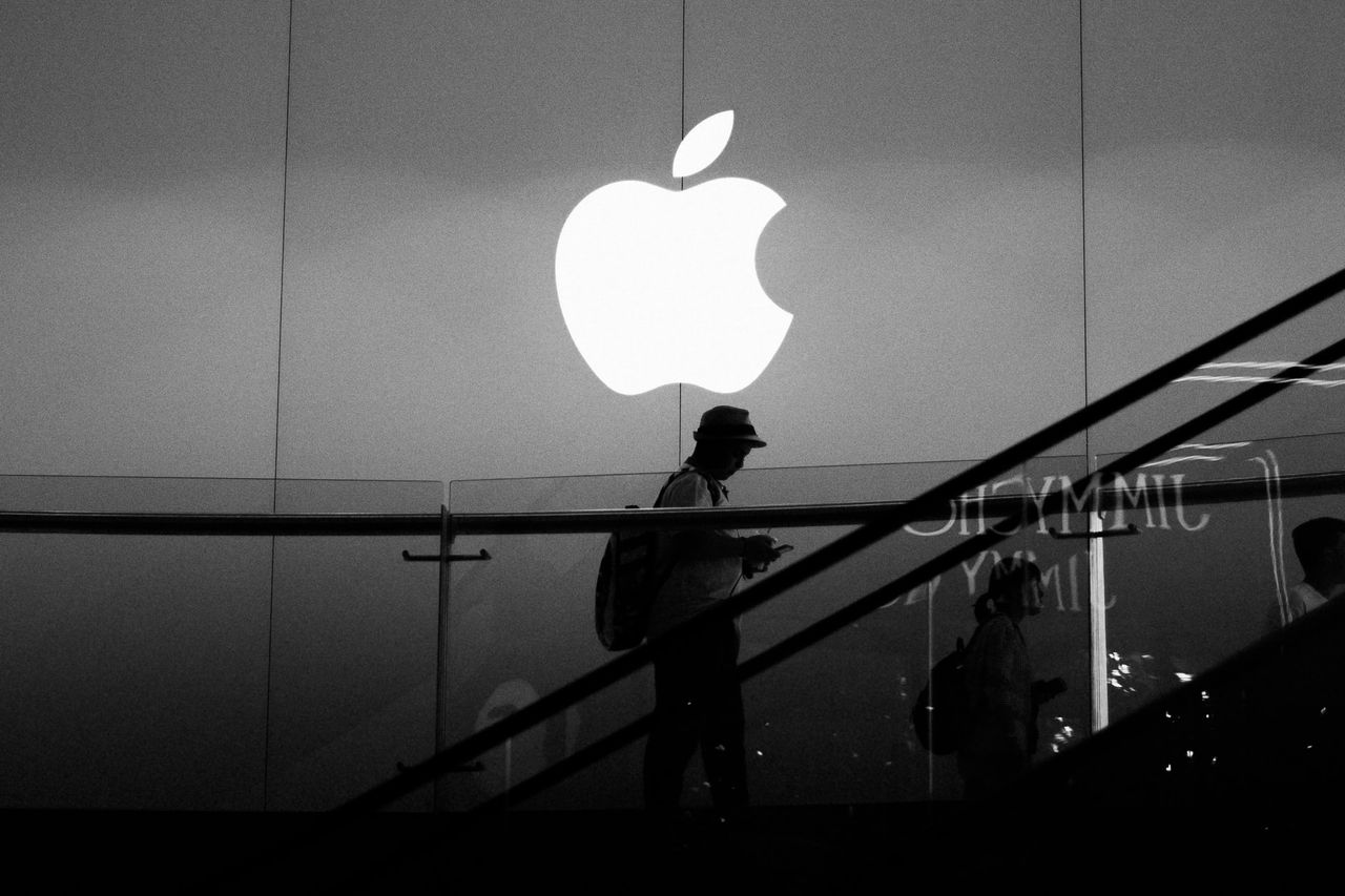 Apple wstrzymuje sprzedaż iPhone'ów w Rosji. Na tym nie koniec