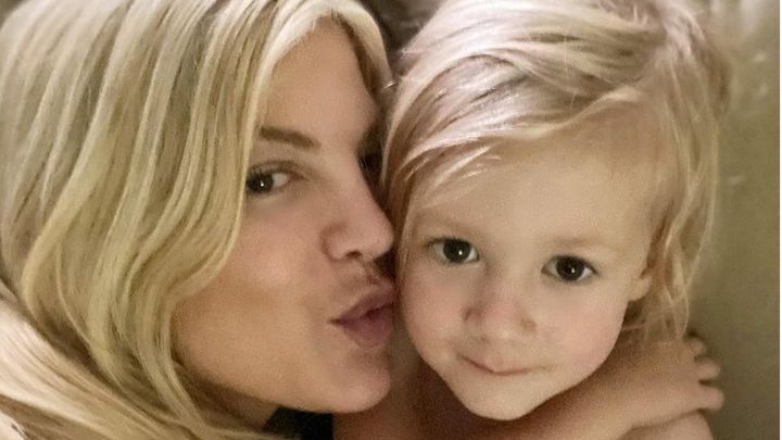 Tori Spelling kąpie się z synami w wannie. Czy takie zachowanie jest właściwe?