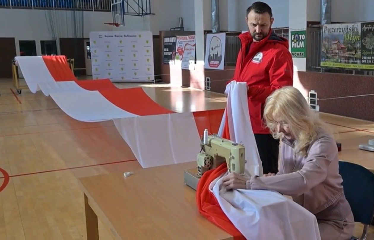 Maszyny poszły w ruch. Mieszkańcy tworzą flagowego giganta