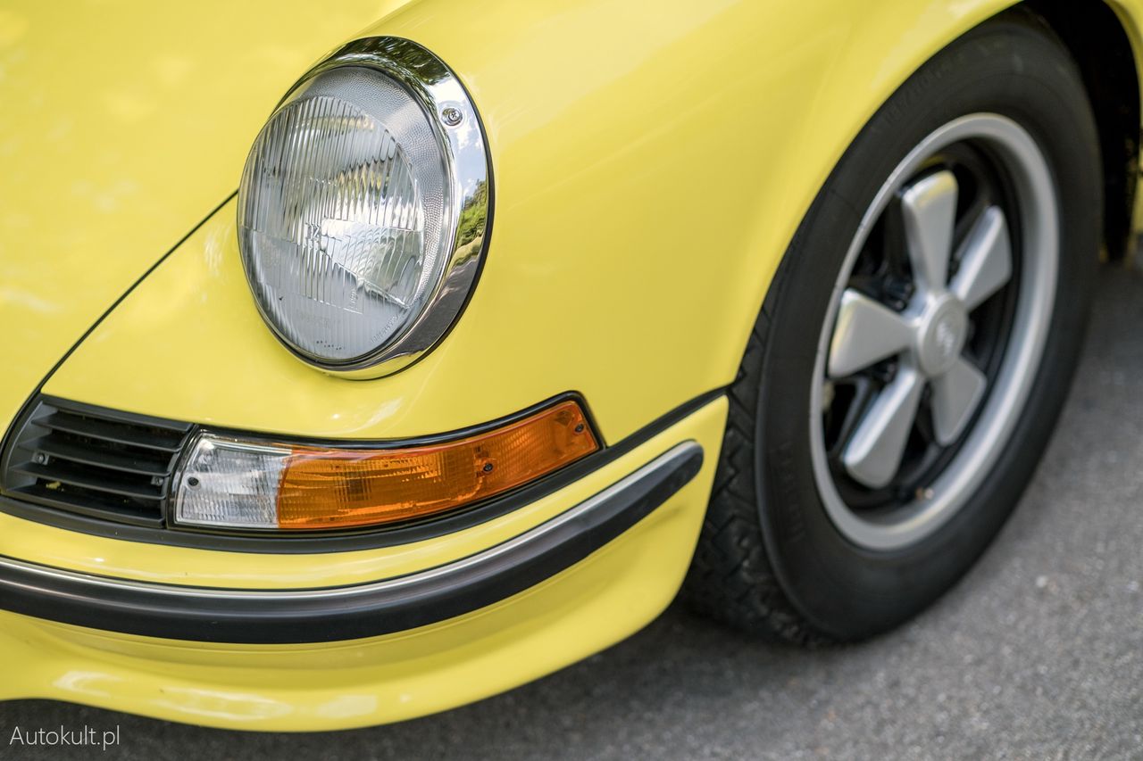 Porsche 911 GT3 Touring vs Porsche 911 Carrera RS 2.7