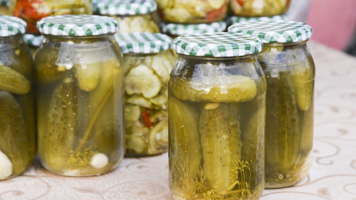 Ogórki w miodzie robią furorę. Nawet babci smakują lepiej niż tradycyjne