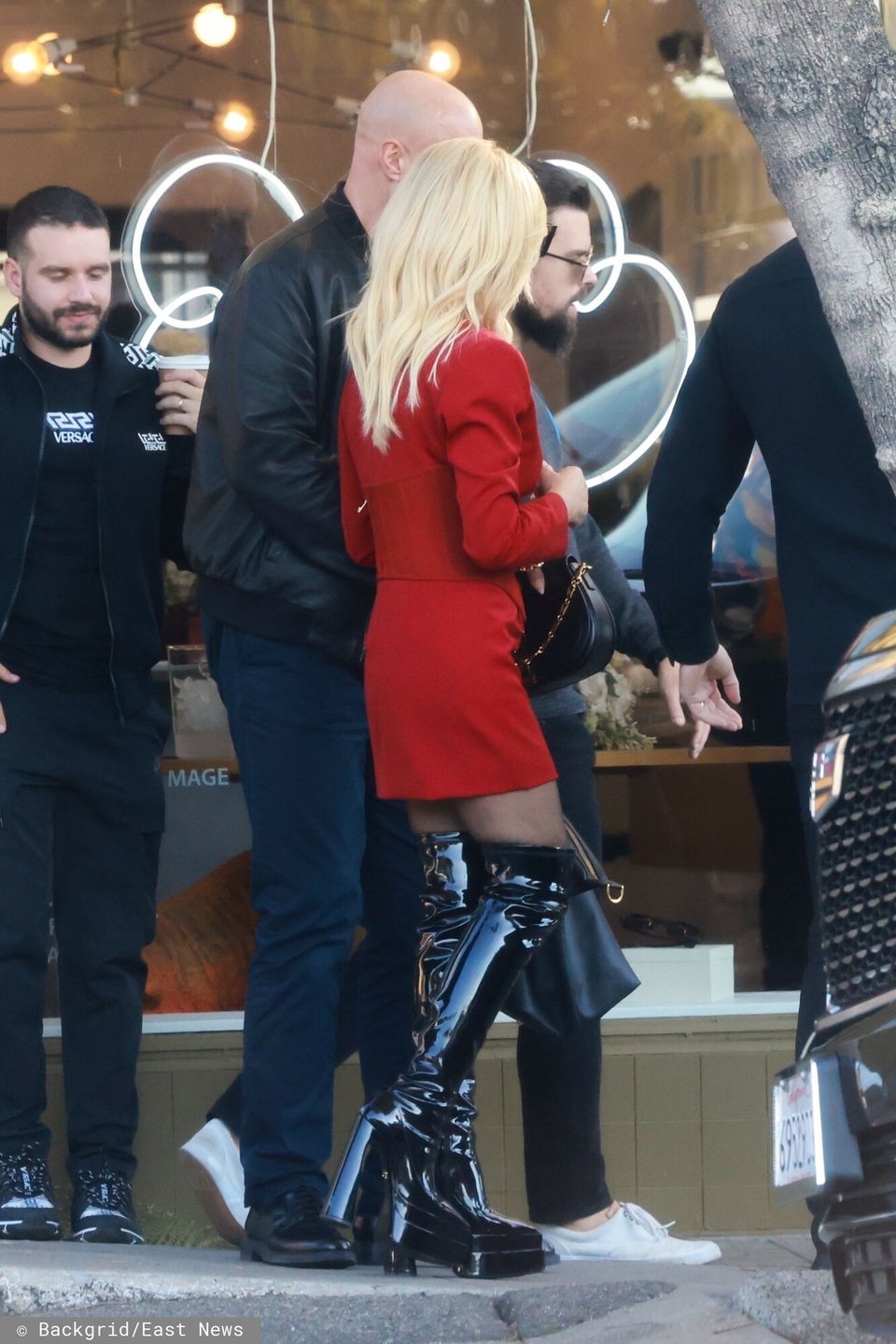 Roześmiana Donatella Versace w poszukiwaniu nowych okularów (FOTO)