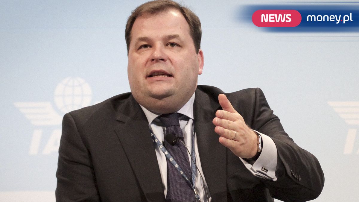 Sebastian Mikosz od czerwca 2020 r. był starszym wiceprezesem IATA. Odpowiadał za kwestie środowiska i zrównoważonego rozwoju