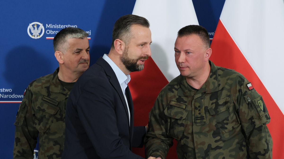 Kazuń, 23.10.2024. Wicepremier, minister obrony narodowej Władysław Kosiniak-Kamysz (C), szef Zarządu Inżynierii Wojskowej gen. bryg. Marek Wawrzyniak (L) oraz dowódca 2. Mazowieckiego Pułku Saperów płk Andrzej Oleksa (P) przed rozpoczęciem konferencji prasowej w siedzibie Pułku w Kazuniu, 23 bm. Wicepremier ogłosił rozpoczęcie funkcjonowania Zespołu Ochrony Praw Żołnierzy. (amb) PAP/Paweł Supernak