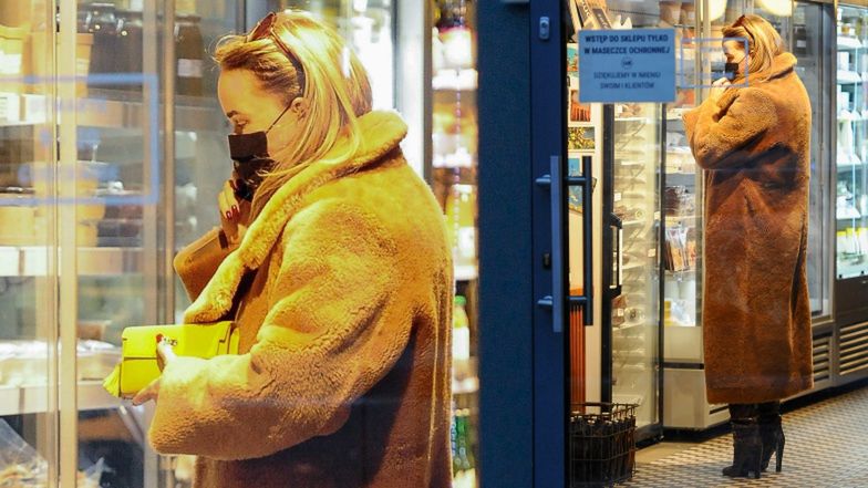 Joanna Przetakiewicz przeszukuje lodówkę z kiełbasami