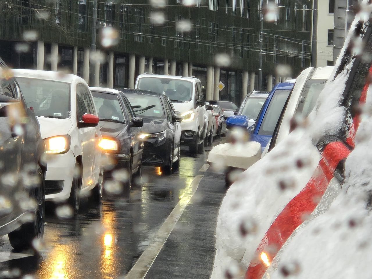 Poznań: "Twoje Światła – Nasze Bezpieczeństwo". Kierowcy sprawdzą oświetlenie aut za darmo