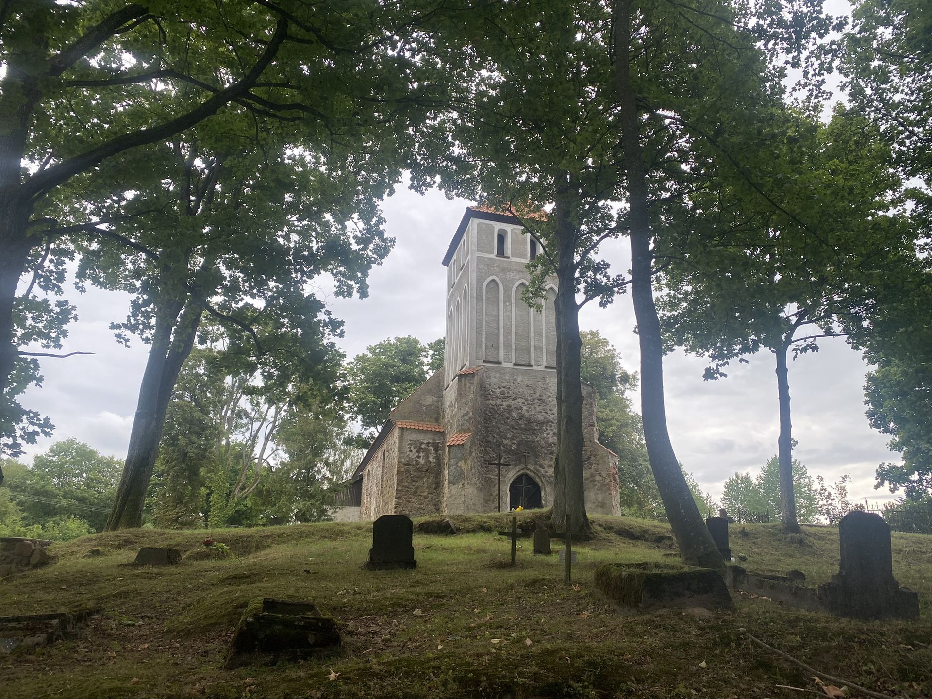 Wieś Glaznoty z kościołem ewangelickim i kamiennym kręgiem, niezwykłe miejsce, któe trzeba zobaczyć