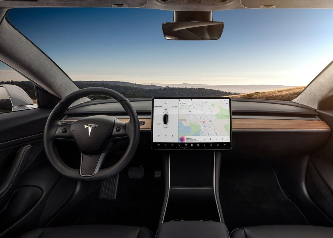 Tesla kończy z darmowym i nielimitowanym pakietem Internetu w swoich autach