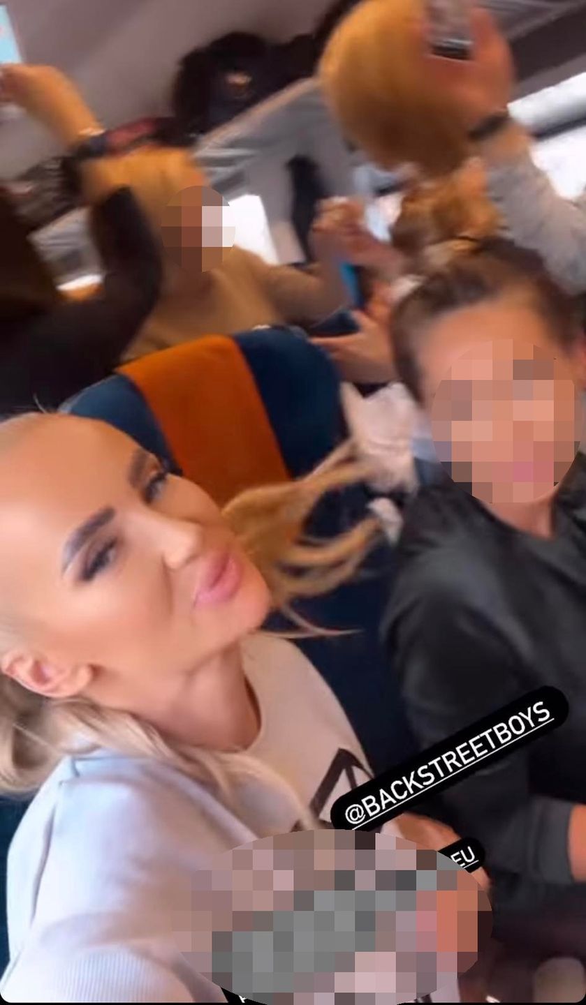 Izabela Macudzińska z koleżankami w pociągu