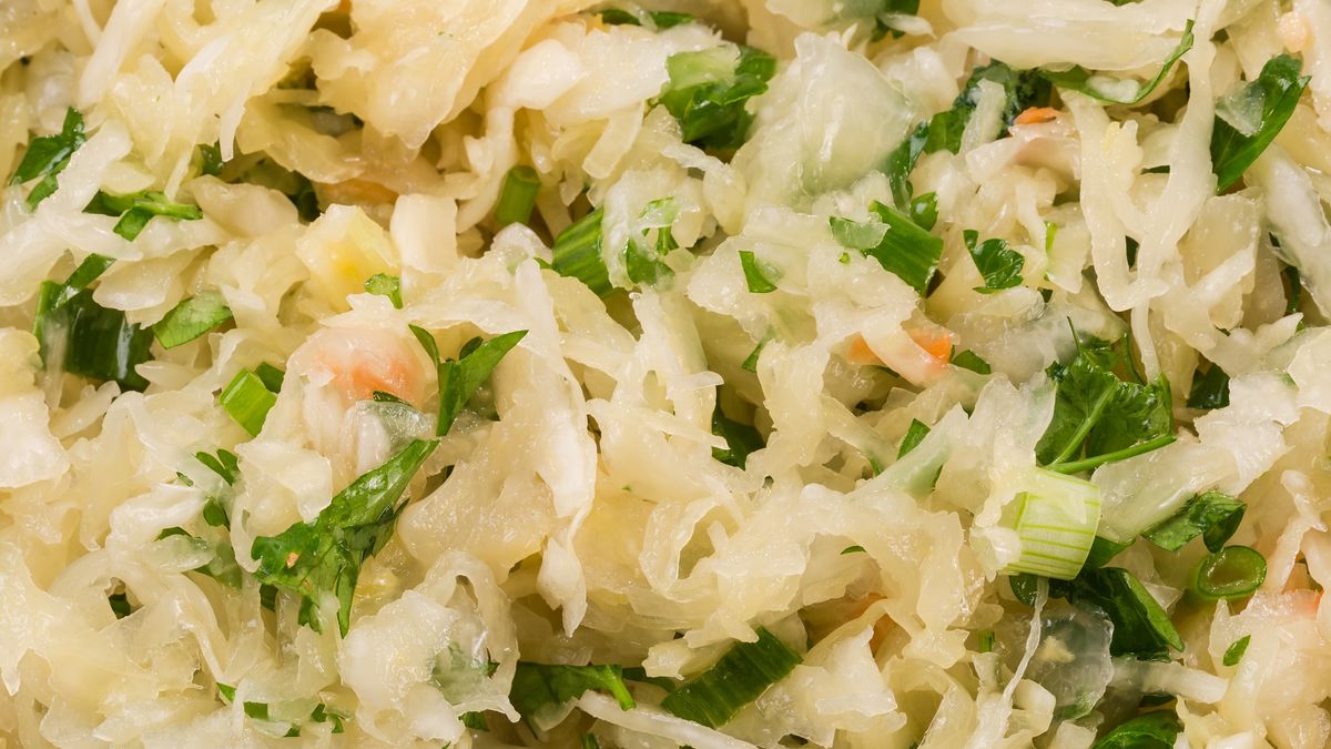 Sałatka z kapusty kiszonej z dodatkiem remolady