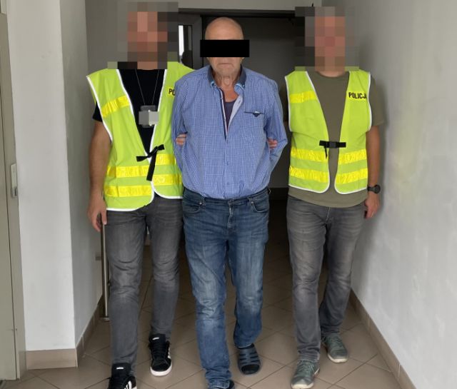 Policjanci zatrzymali 72-latka z narkotykami i nielegalnym tytoniem (zdjęcia)