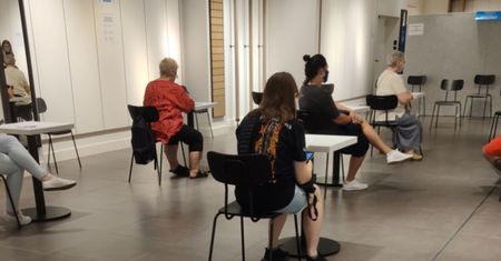 COVID-19. W Saksonii gigantyczne kolejki do szczepień. Tłum zaatakował lekarzy