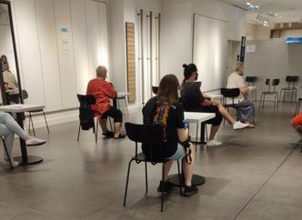 COVID-19. W Saksonii gigantyczne kolejki do szczepień. Tłum zaatakował lekarzy